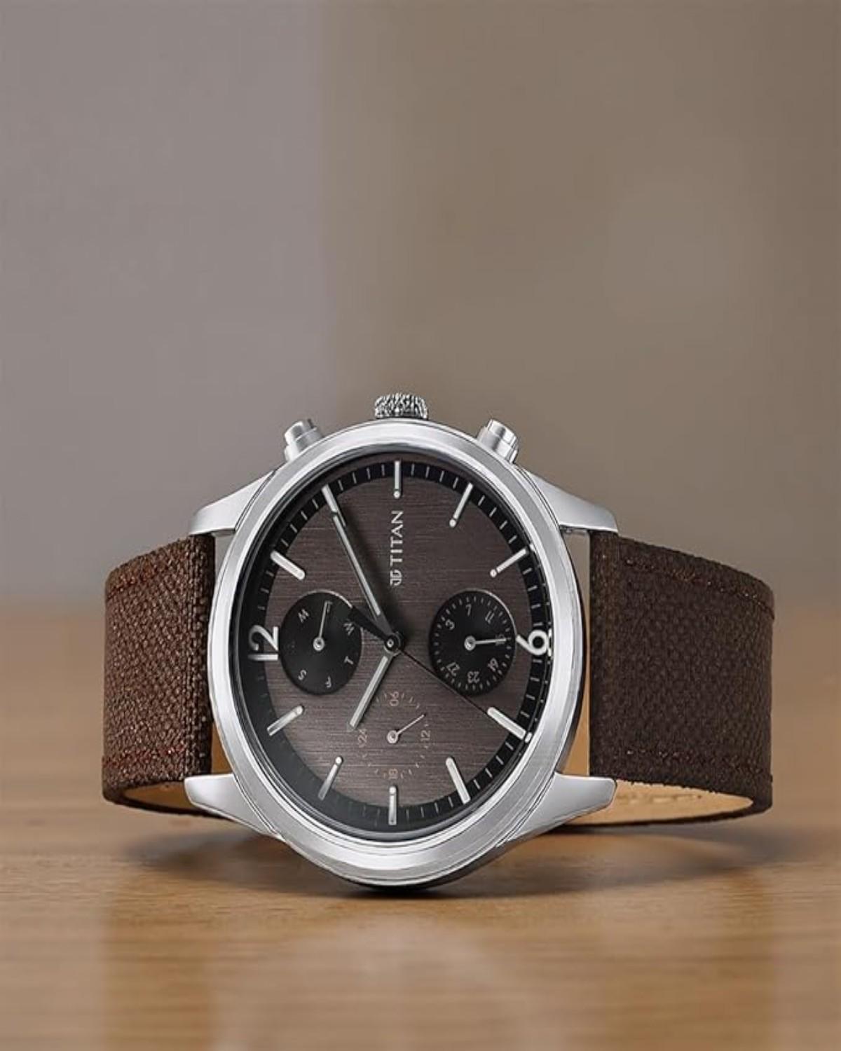TITAN WRIST WIT QUARTZ ANALOG DAY-DATE BROWN DIAL LEATHER STRAP MEN’S WATCH NT1805SL12 - Image 2